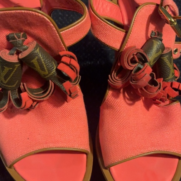 Louis Vuitton wedge heels . 38.5 ( I am a true 7.5 some 8) and it fits me well - Picture 4 of 6